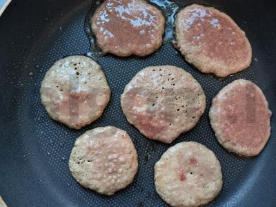 Švelnūs kepenų blynai su daržovėmis Žingsnis 4