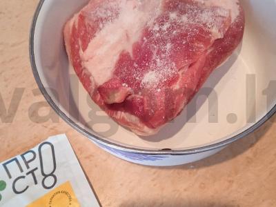 Sultinga kiauliena, kepta su prieskoniais Žingsnis 1