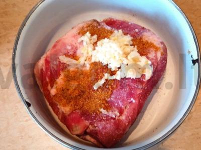 Sultinga kiauliena, kepta su prieskoniais Žingsnis 3