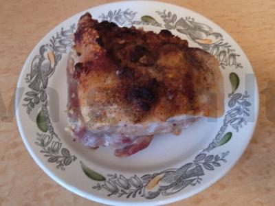 Sultinga kiauliena, kepta su prieskoniais pagrindine nuotrauka