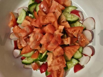 Pavasarinė salotų su daržovėmis ir žolelėmis Žingsnis 1