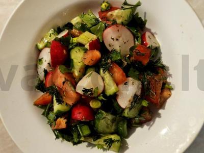 Pavasarinė salotų su daržovėmis ir žolelėmis pagrindine nuotrauka