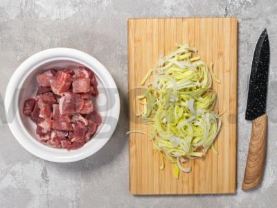 Mėsos pyragas su bekonu ir traškiais svogūnais Žingsnis 1