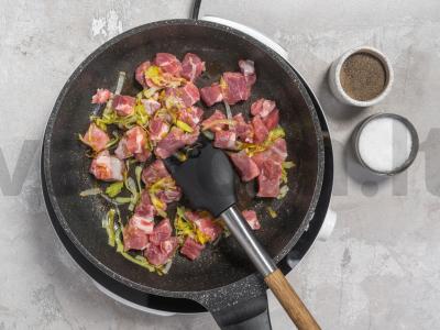 Mėsos pyragas su bekonu ir traškiais svogūnais Žingsnis 3