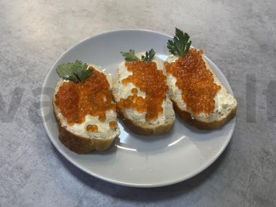 Skrebučiai su raudonąja ikra pusryčiams pagrindine nuotrauka