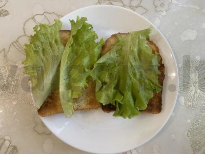 Skrebučiai su rūkyta šonine, salotomis ir šviežiu agurku Žingsnis 2