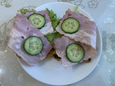 Skrebučiai su rūkyta šonine, salotomis ir šviežiu agurku Žingsnis 4