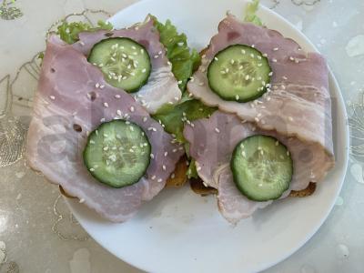 Skrebučiai su rūkyta šonine, salotomis ir šviežiu agurku Žingsnis 5