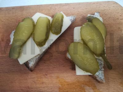 Sumuštiniai su sūriu ir agurkais pagrindine nuotrauka