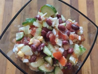 Pupelės su šviežiais daržovėmis ir salierais pagrindine nuotrauka