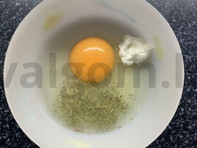 Omletas su vištienos kumpiu, krapais, pomidorais ir sūriu Žingsnis 1