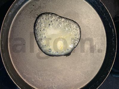 Omletas su vištienos kumpiu, krapais, pomidorais ir sūriu Žingsnis 2