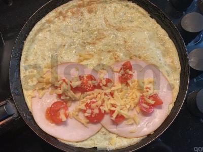Omletas su vištienos kumpiu, krapais, pomidorais ir sūriu Žingsnis 5