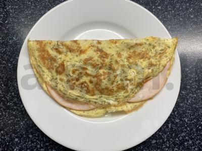 Omletas su vištienos kumpiu, krapais, pomidorais ir sūriu Žingsnis 6