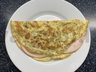 Omletas su vištienos kumpiu, krapais, pomidorais ir sūriu pagrindine nuotrauka