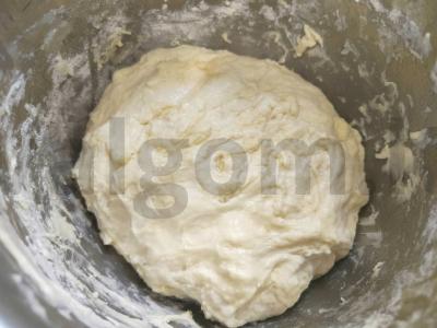 Pica su mocarela ir alyvuogėmis Žingsnis 2