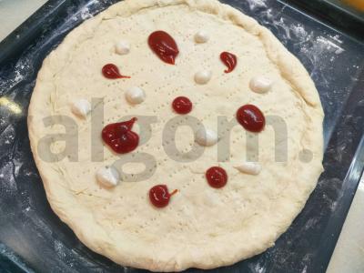 Pica su mocarela ir alyvuogėmis Žingsnis 5