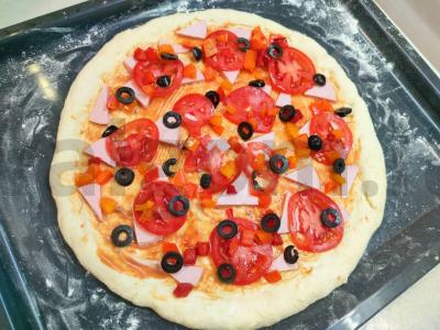 Pica su mocarela ir alyvuogėmis Žingsnis 6