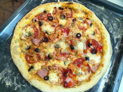 Pica su mocarela ir alyvuogėmis Žingsnis 7