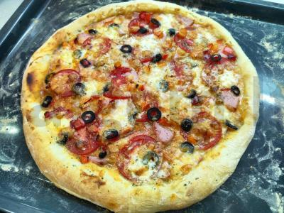 Pica su mocarela ir alyvuogėmis pagrindine nuotrauka