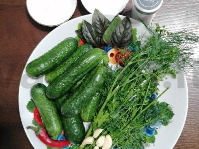 Sūdyti agurkai maišelyje Žingsnis 1