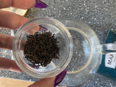 Juodasis arbata su vyšniomis, rožėmis ir medumi Žingsnis 1