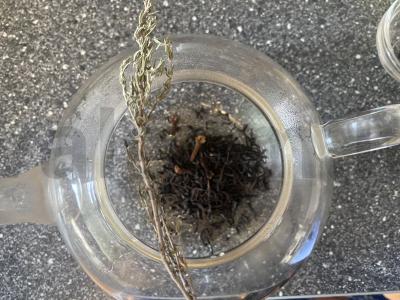 Juodasis arbata su vyšniomis, rožėmis ir medumi Žingsnis 3