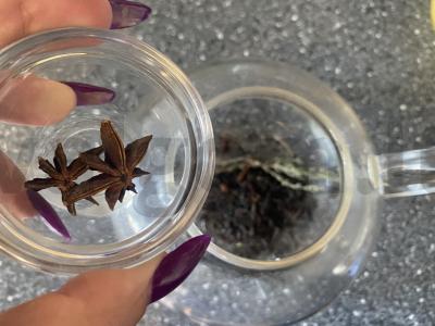 Juodasis arbata su vyšniomis, rožėmis ir medumi Žingsnis 4