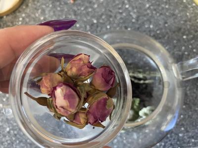 Juodasis arbata su vyšniomis, rožėmis ir medumi Žingsnis 6