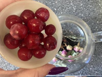 Juodasis arbata su vyšniomis, rožėmis ir medumi Žingsnis 7