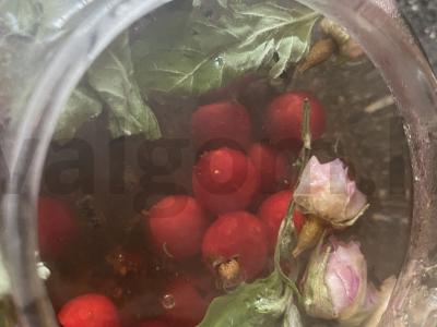 Juodasis arbata su vyšniomis, rožėmis ir medumi Žingsnis 9