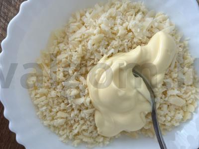 Sūrio rutuliukai su krabų drožlėmis ir lazdynų riešutais Žingsnis 1