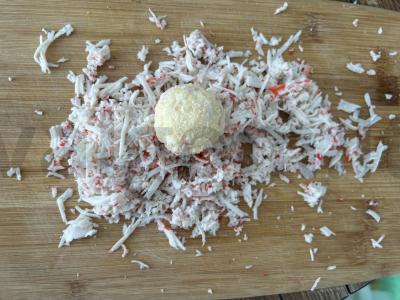 Sūrio rutuliukai su krabų drožlėmis ir lazdynų riešutais Žingsnis 3