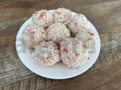 Sūrio rutuliukai su krabų drožlėmis ir lazdynų riešutais pagrindine nuotrauka