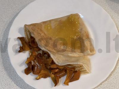 Ploni blynai su pienu, medumi ir džiovintomis persimonėmis pagrindine nuotrauka