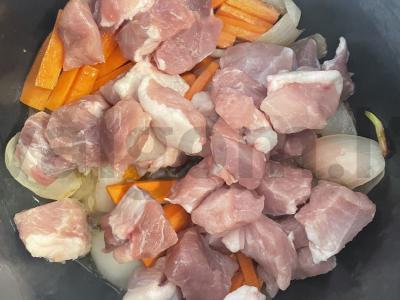 Kiaulienos plovas lėtoje viryklėje Žingsnis 5