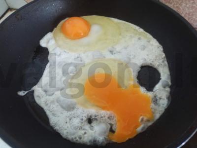 Kiaušinienė su pomidoru ir sūriu Žingsnis 1