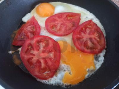 Kiaušinienė su pomidoru ir sūriu Žingsnis 2