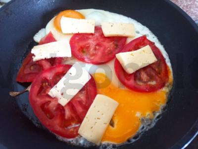 Kiaušinienė su pomidoru ir sūriu Žingsnis 3