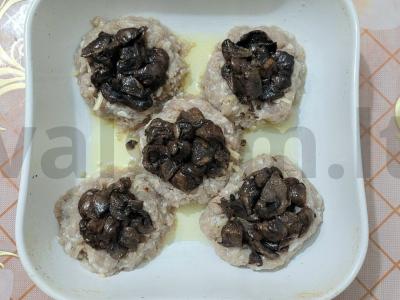 Sotūs mėsos lizdai iš faršo su grybais ir sūriu Žingsnis 4