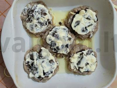 Sotūs mėsos lizdai iš faršo su grybais ir sūriu Žingsnis 5