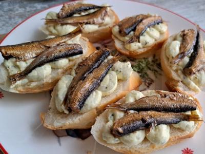 Sumuštiniai su žuvimi ir sūriu pagrindine nuotrauka