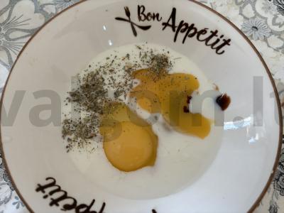 Kiaušinių blynai su itališkais prieskoniais Žingsnis 1