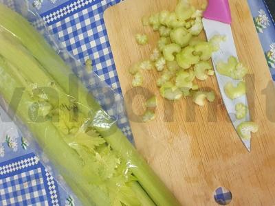 Amerikietiška salotų su rūkytomis vištienos krūtinėlėmis ir obuoliais Žingsnis 1