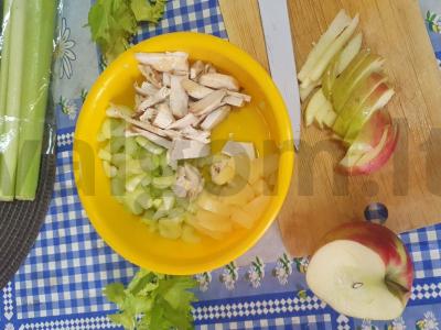 Amerikietiška salotų su rūkytomis vištienos krūtinėlėmis ir obuoliais Žingsnis 3