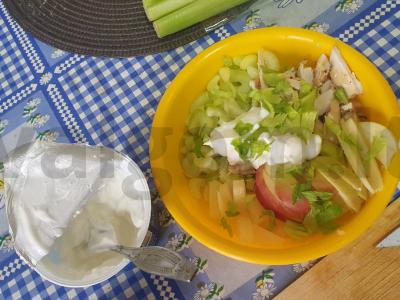 Amerikietiška salotų su rūkytomis vištienos krūtinėlėmis ir obuoliais Žingsnis 4