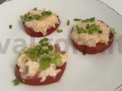 Užkandis „Kepti pomidorai“ keptuvėje pagrindine nuotrauka