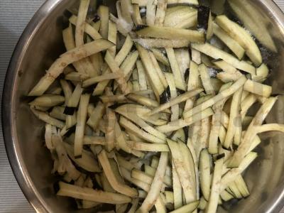 Aštrūs baklažanai su pupelėmis Žingsnis 1