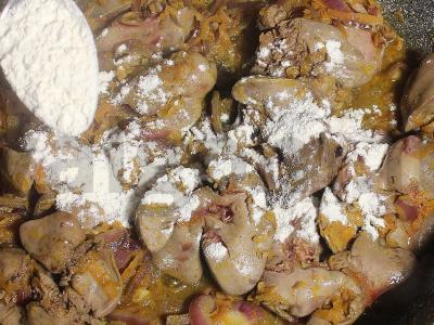 Vištienos kepenėlės grietinėlės padaže Žingsnis 4