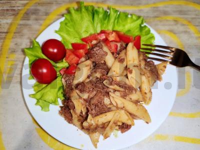 Greitas vakarienė „Makaronai su troškiniu“ pagrindine nuotrauka